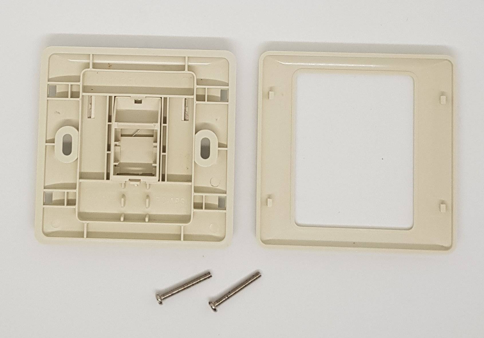 SINGLE PORT FACEPLATE KIT RJ45, 86x86, AMP NETCONNECT, TYCO ELECTRONICS